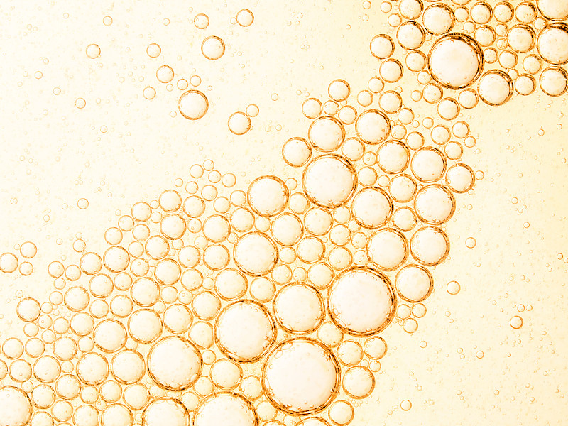 全框架抽象的形状和纹理形成的泡沫和滴油渍在黄色液体背景。图片下载