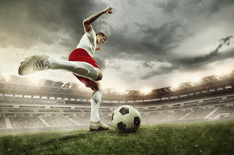 足球或足球运动员在体育场-运动，行动，活动的概念图片下载