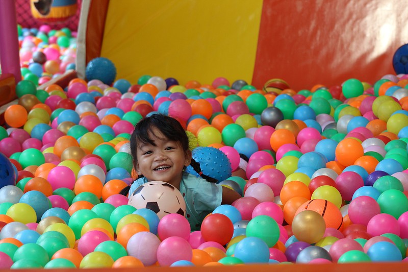 微笑的男孩和彩色气球的肖像图片素材