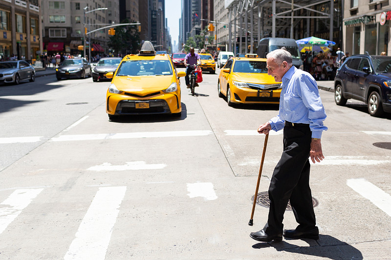 一位老人正在纽约过马路图片下载