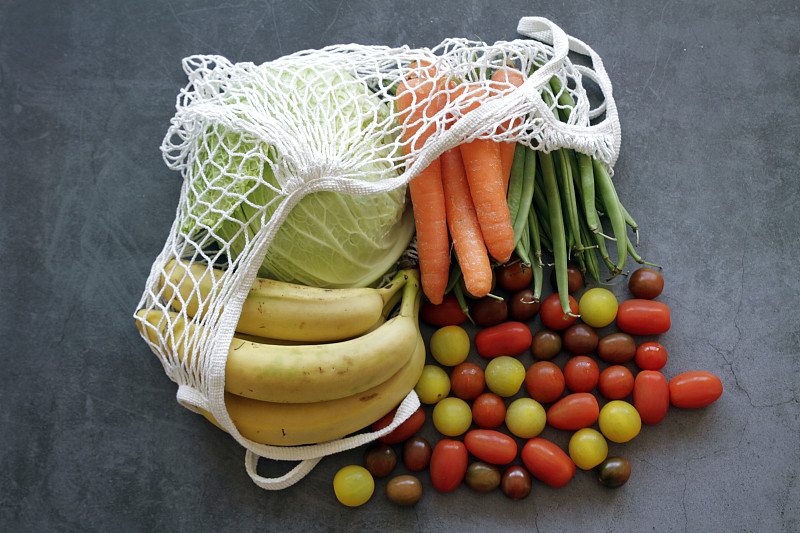 可重复使用购物袋内的水果和蔬菜图片素材