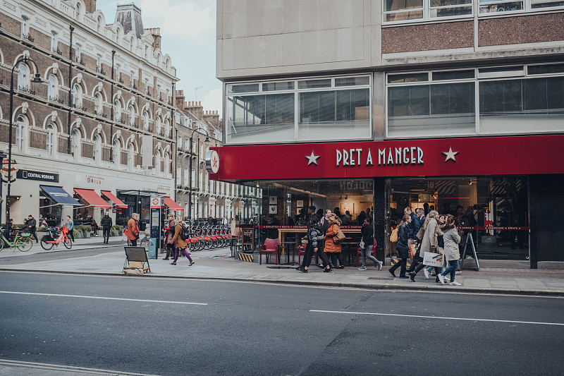 人们走过英国伦敦的Pret A Manger三明治店。图片下载