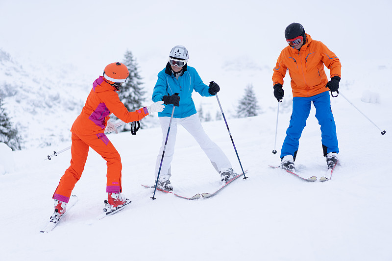 一对老年夫妇在滑雪课上图片素材