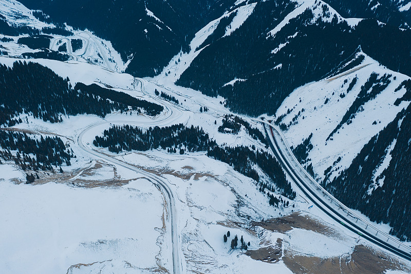 冬季蜿蜒高速公路鸟瞰图图片素材