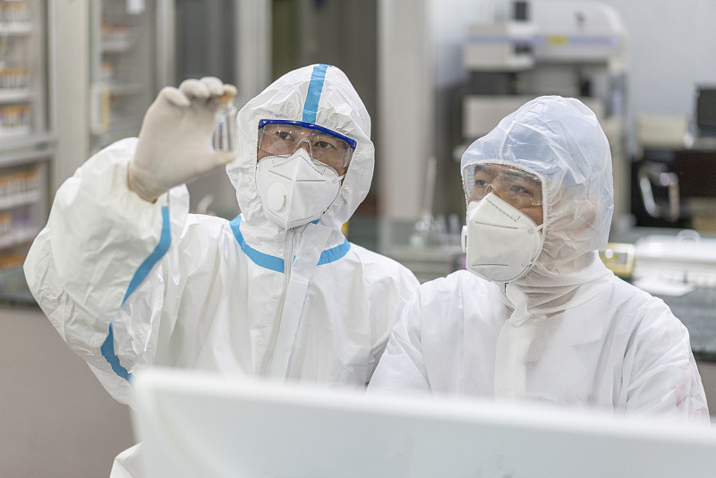 两名亚洲男性医生在实验室工作图片素材