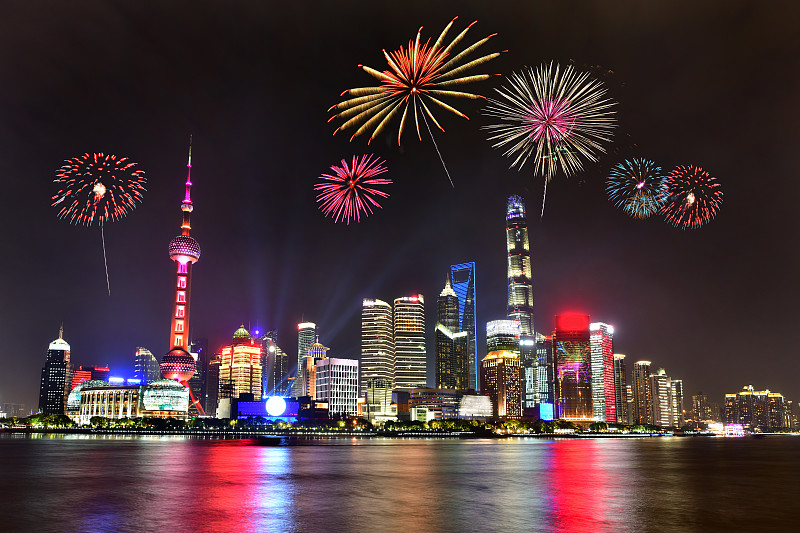 美丽的烟花在上海城市景观与城市灯光在黄浦江，中国图片素材