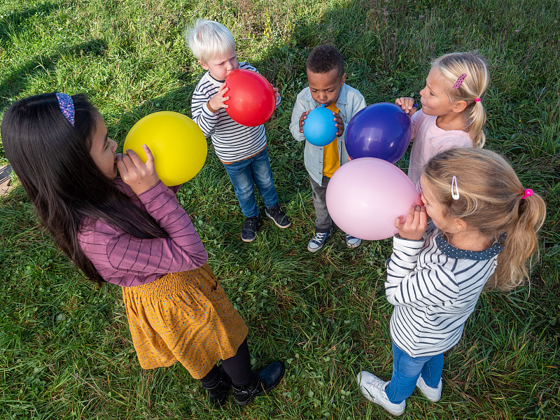 孩子们吹气球图片素材