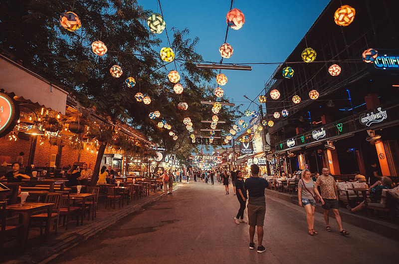 人们在亚洲城市的主要街道上享受快乐和晚餐，有酒吧，咖啡馆和餐馆图片下载