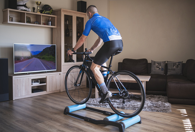 运动员在家用健身自行车训练图片素材