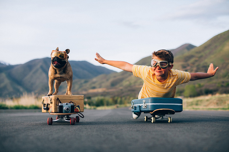 旅行男孩和他的狗图片素材