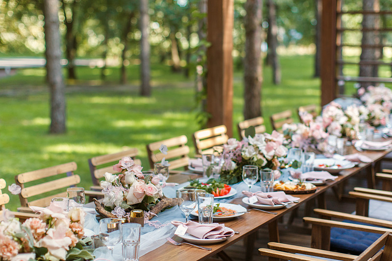 乡村婚礼上灰色和蓝色的餐桌装饰图片素材