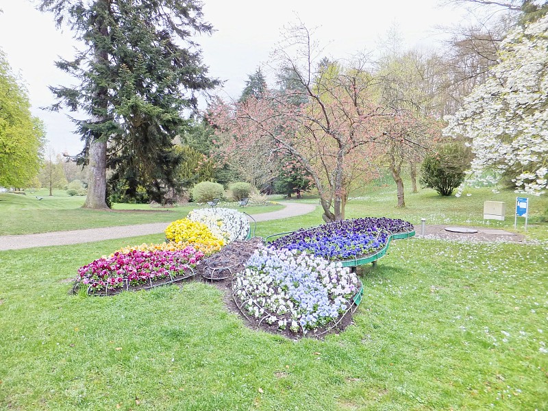 蝴蝶形状的花雕塑在坏威尔顿根温泉公园图片下载