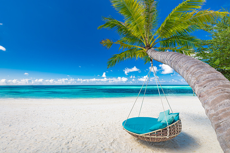 热带海滩背景作为夏季景观，海滩秋千或吊床和白色的沙子和平静的海为海滩旗帜。完美的海滩景色假期和暑假概念。增强颜色处理图片下载