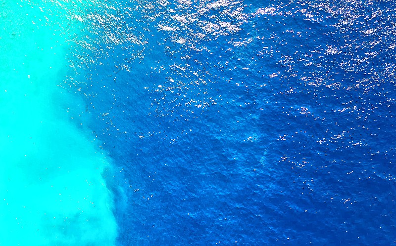 热带岛屿近岸环礁湖的海海纹理以平静的清水，复制蓝色空间图片素材