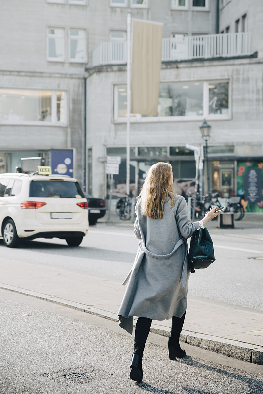 女企业家在城市中行走的后视图图片下载