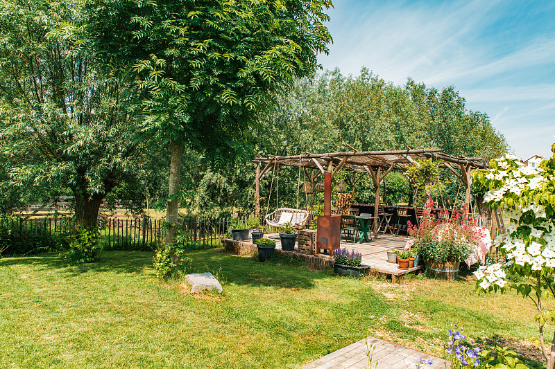 荷兰时髦的波西米亚风格花园，带有露台和躺椅。图片素材