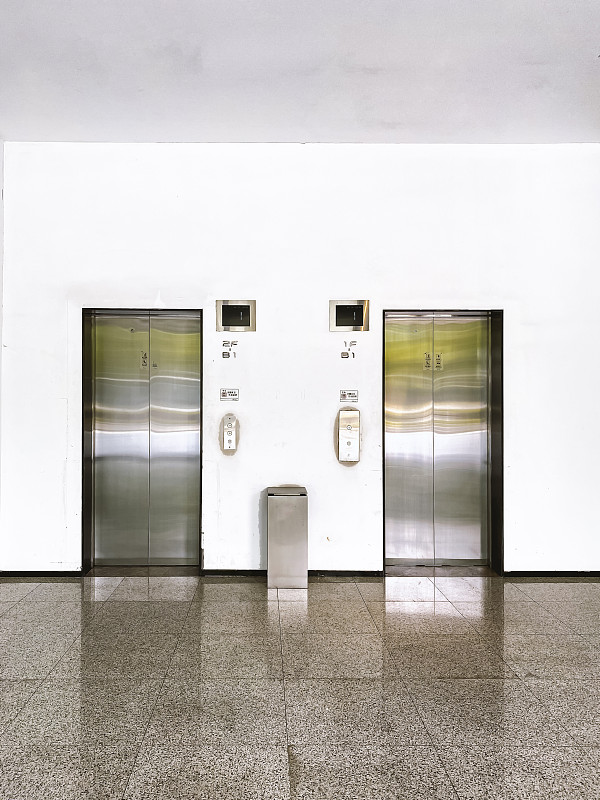 有两部电梯的电梯大厅图片素材