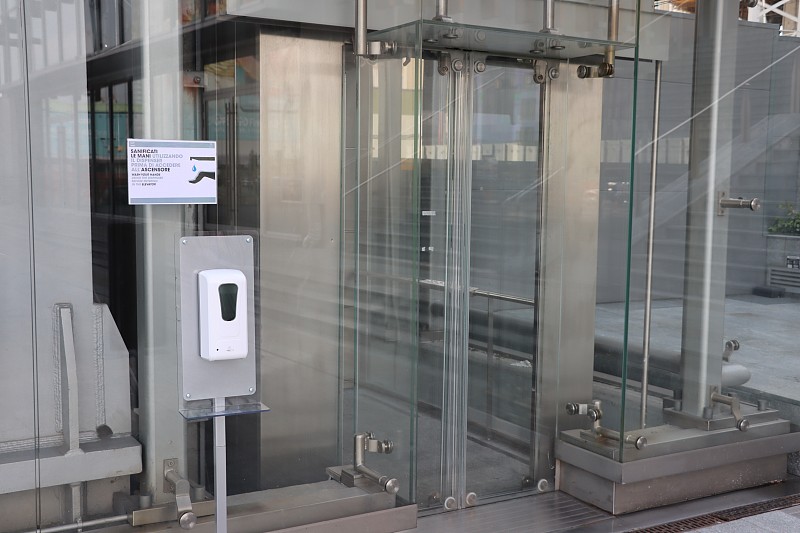 电梯使用者的防冠状病毒防护措施图片下载