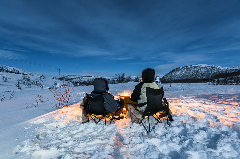 芬兰埃诺特基埃的Kilpisjaervi，在极夜的冬季景观中，露营者在篝火旁图片下载