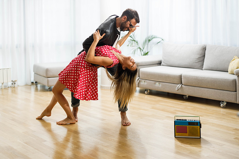 幸福的夫妇享受在一个舞蹈在家里。图片下载