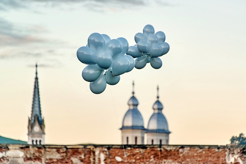 日落时分，罗马尼亚的白色气球在飞翔图片下载
