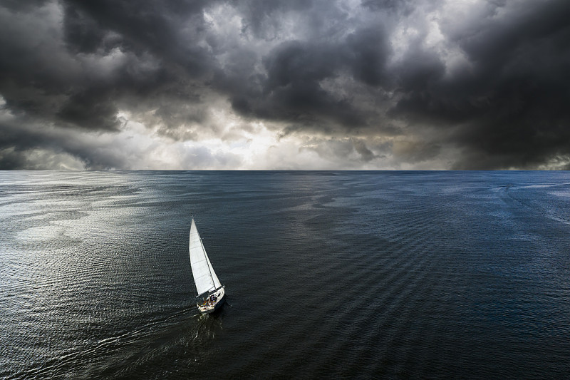鸟瞰图的游艇在暴风雨与戏剧性的天空图片下载