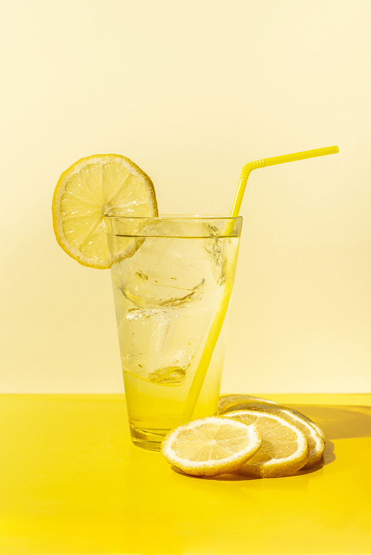 黄色桌子上的冰柠檬水杯图片下载