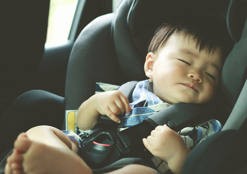 亚洲小男孩在车里睡着了图片素材