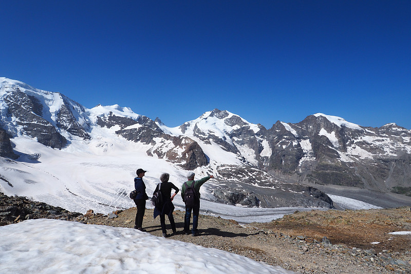 三个人在Morteratsch冰川前图片素材