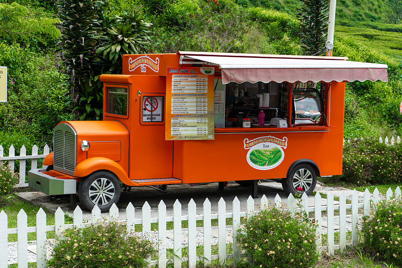 卡车流动饮料店。一个轮子上的茶馆。时尚的橙色的卡车图片下载