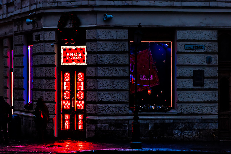 老城里诺克市场广场在利沃夫与红色霓虹灯照明脱衣舞俱乐部性爱展示酒吧和标志图片素材