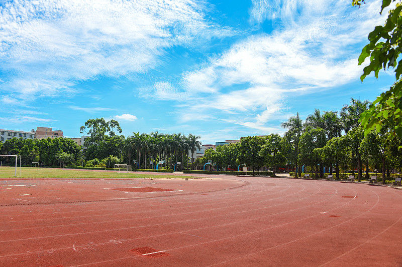 学校操场上的田径跑道。图片素材