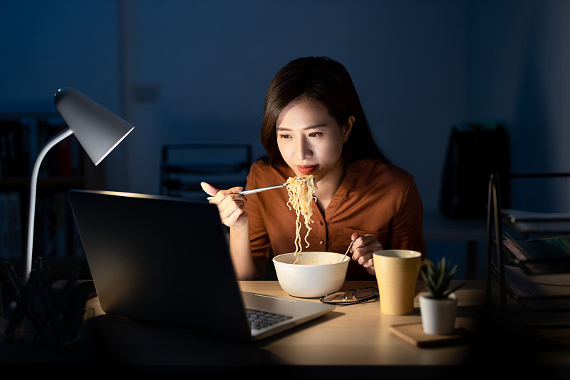 中国女子吃方便面图片素材