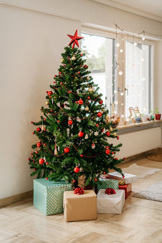 客厅里挂着礼物的圣诞树图片下载