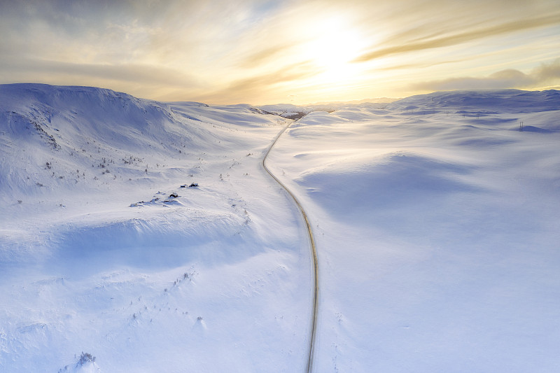 穿过白雪覆盖的山的道路，Sennalandet，芬兰马克，挪威图片素材