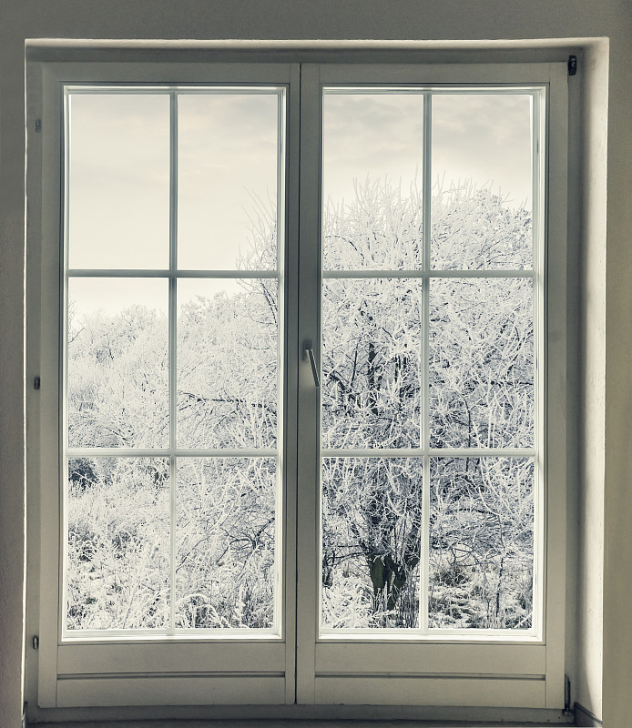 白色木窗与冬季景观图片素材