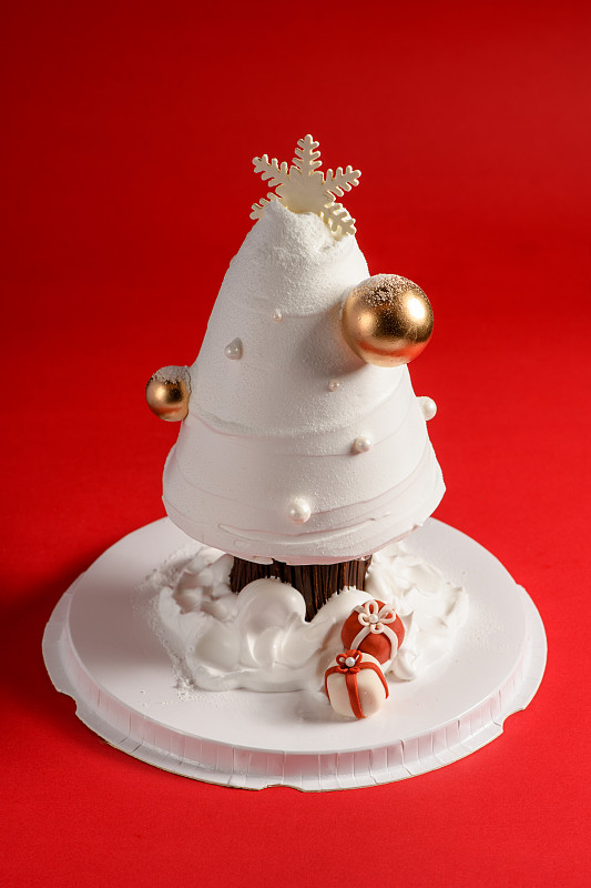白色圣诞树形状的蛋糕图片下载