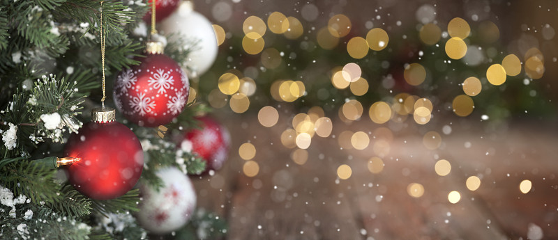 圣诞树，红白的装饰品对一个散焦的灯光背景图片下载