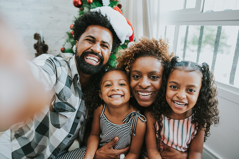 家人自拍微笑和庆祝圣诞节在家图片下载