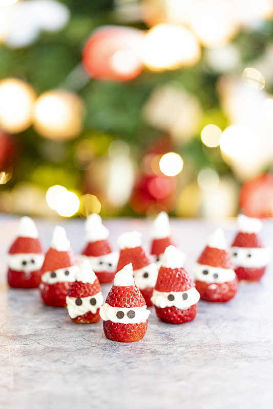 圣诞老人和圣诞灯形状的奶油草莓图片素材