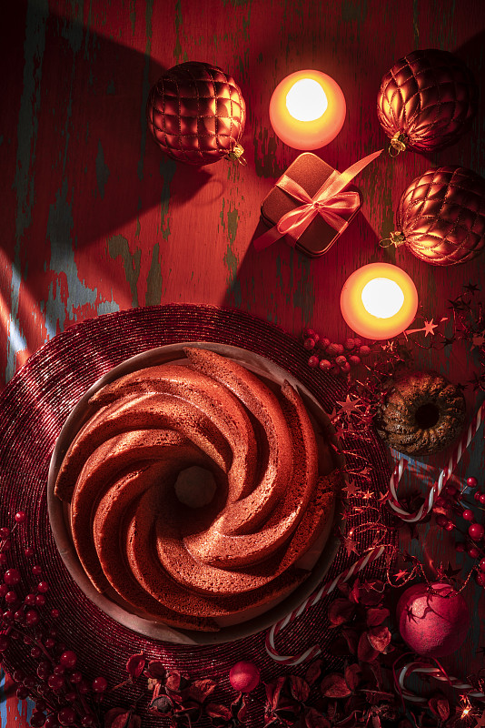 红丝绒蛋糕作为圣诞蛋糕形状的装饰背景图片下载