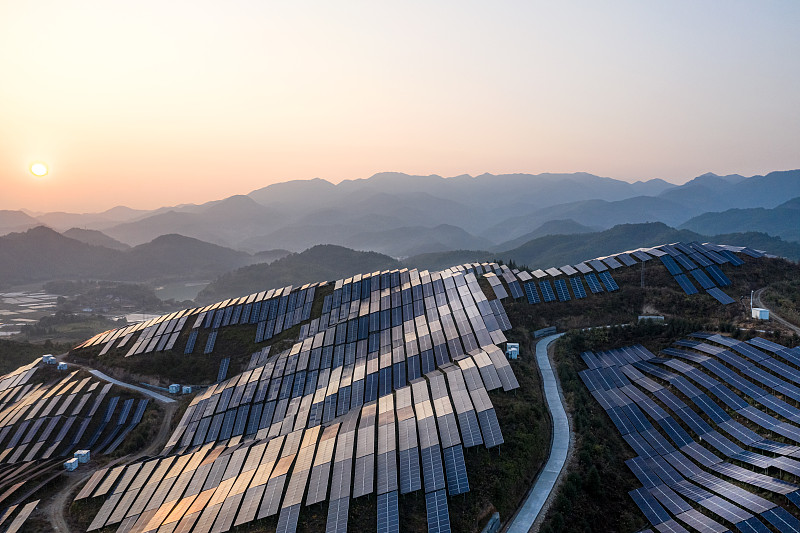 太阳落山时山顶太阳能发电厂的鸟瞰图图片素材