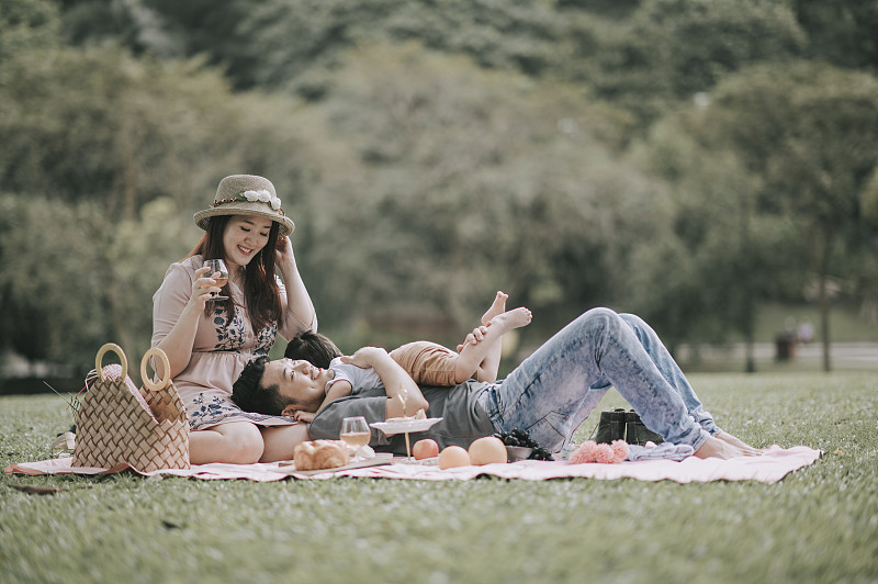 亚洲华人青年家庭享受户外野餐时间在周末图片下载