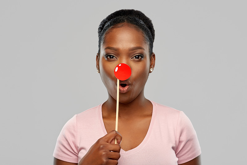 一个有着小丑红鼻子的非洲女人图片下载