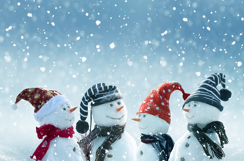 圣诞快乐，新年快乐贺卡与复制空间。许多雪人站在冬天的圣诞景观。冬天的背景图片下载