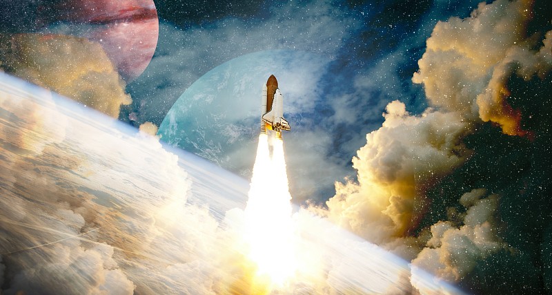 火箭在繁星点点的天空发射升空。火箭开始进入太空概念。图片元素由美国宇航局提供图片下载