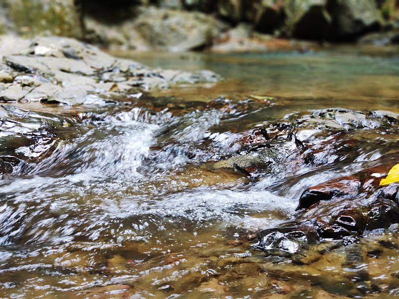 水在岩石上流动的高角度视角摄影图片