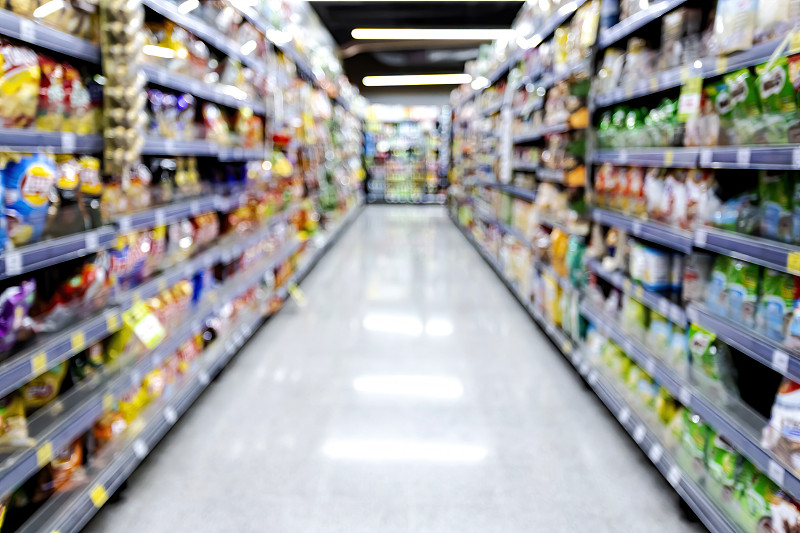 超市食品和饮料的散焦图像摄影图片