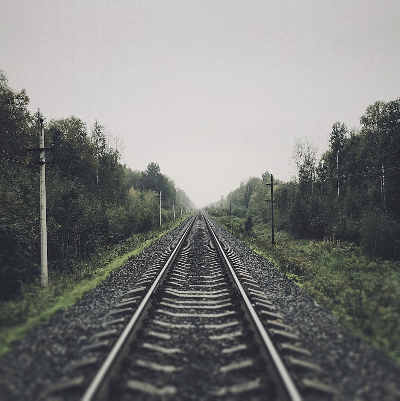 铁路进入地平线摄影图片