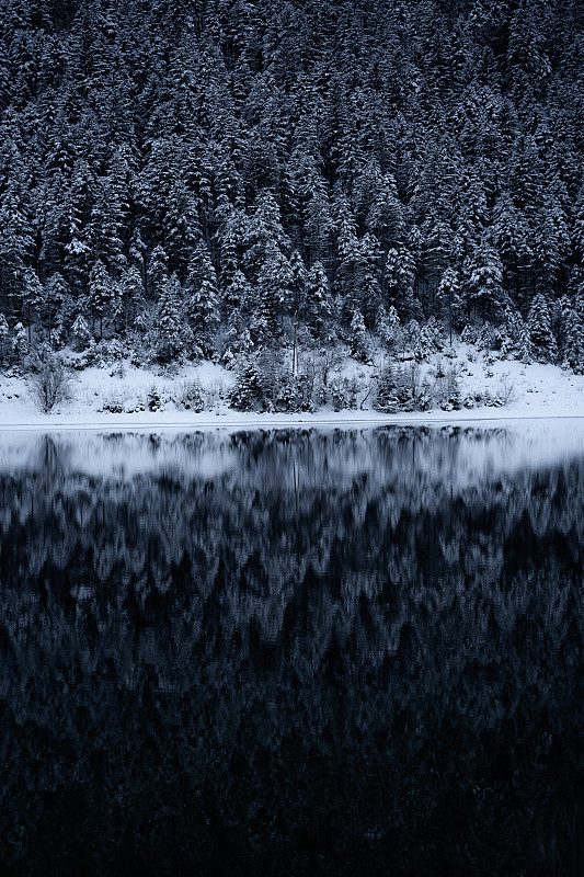 山在湖中的倒影摄影图片